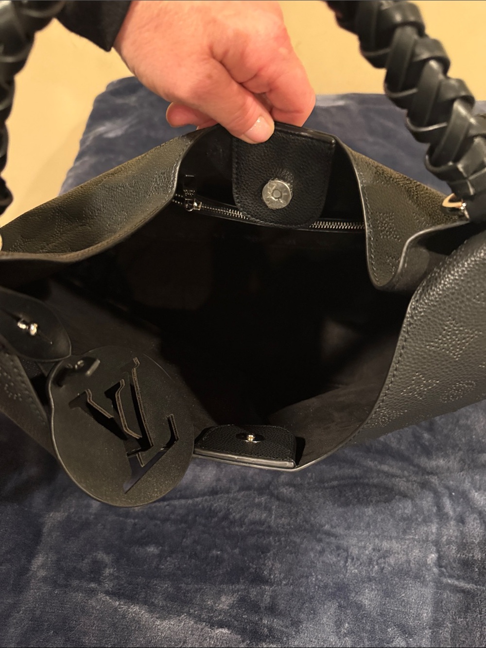 Classic Black Leather Shoulder Bag with silver Hardware - Picture 5 of 11